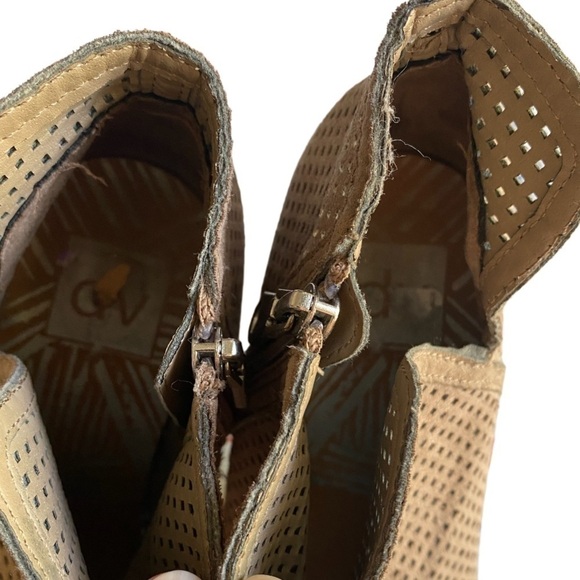 DV by Dolce vita booties size 8.5 taupe wood heel meshlike 3 in heel - Picture 6 of 9